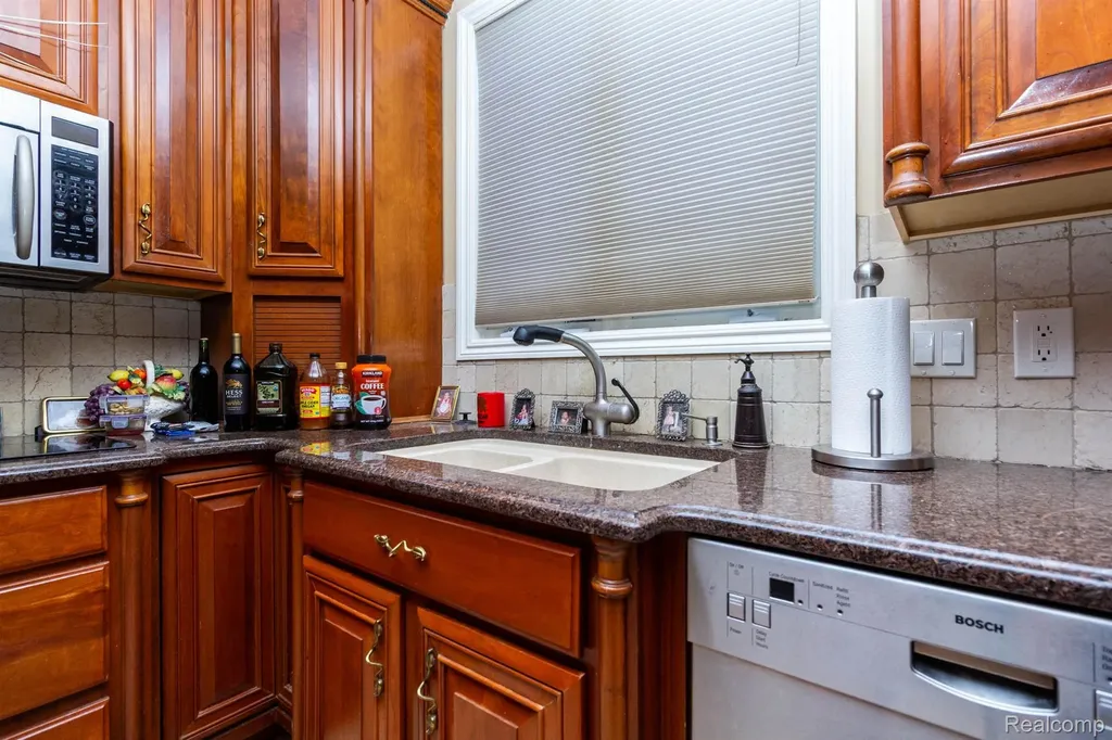 49759 Lakebridge Drive Shelby Charter Township MI 48315