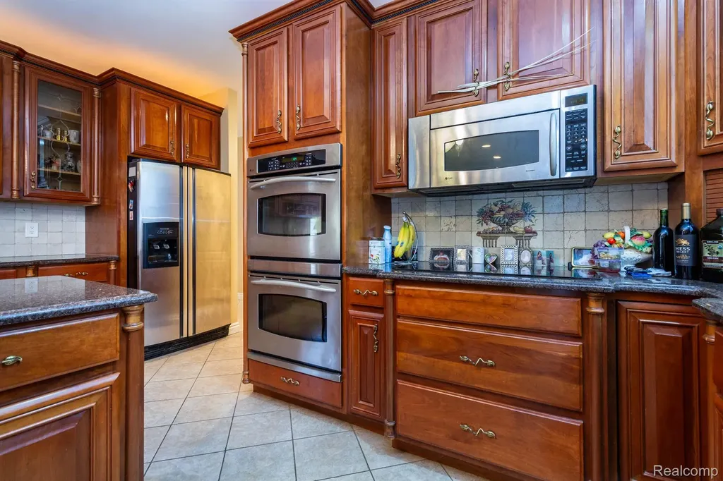 49759 Lakebridge Drive Shelby Charter Township MI 48315