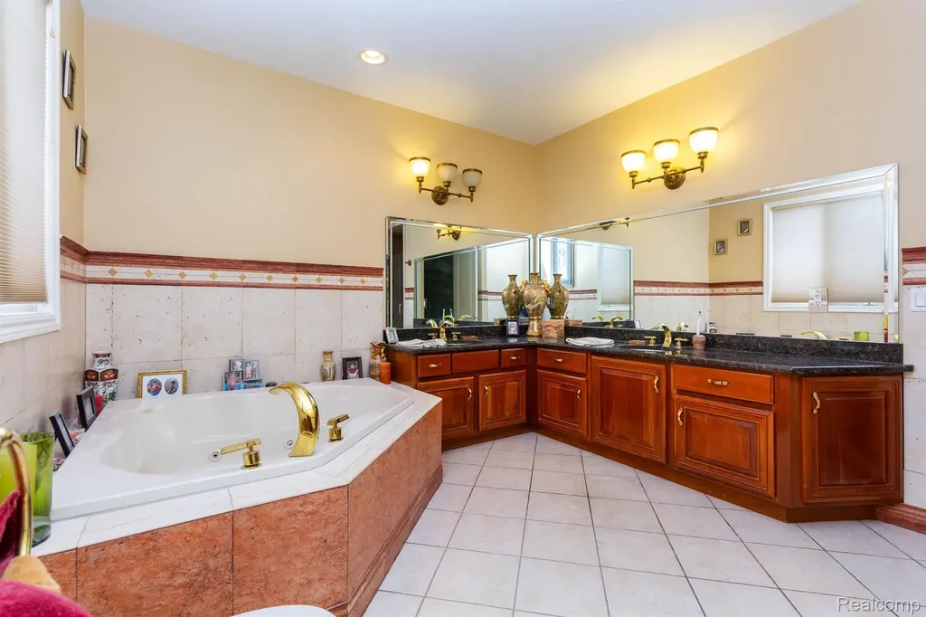 49759 Lakebridge Drive Shelby Charter Township MI 48315