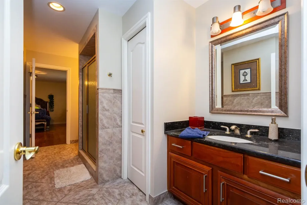 49759 Lakebridge Drive Shelby Charter Township MI 48315