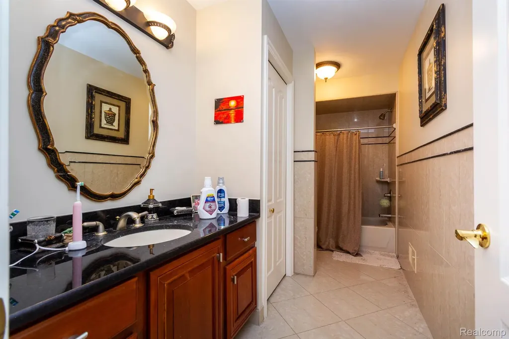 49759 Lakebridge Drive Shelby Charter Township MI 48315