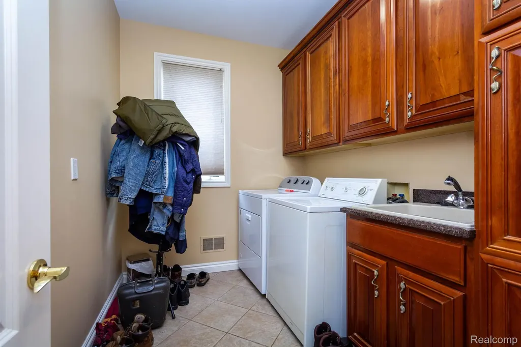 49759 Lakebridge Drive Shelby Charter Township MI 48315