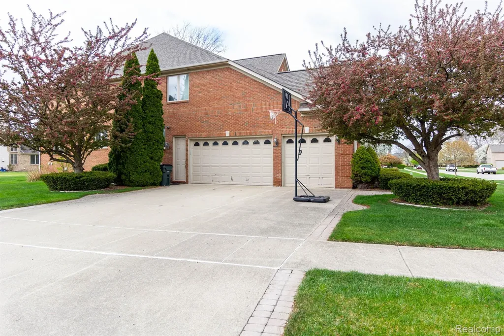 49759 Lakebridge Drive Shelby Charter Township MI 48315