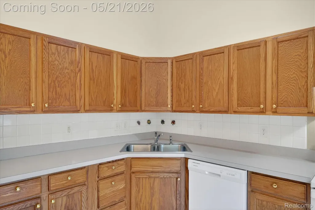 1607 Cedarwood Drive Flushing City MI 48433