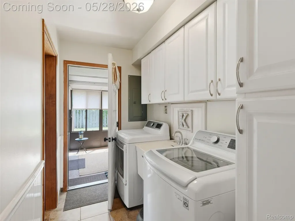21156 Robinson Street Farmington Hills City MI 48336