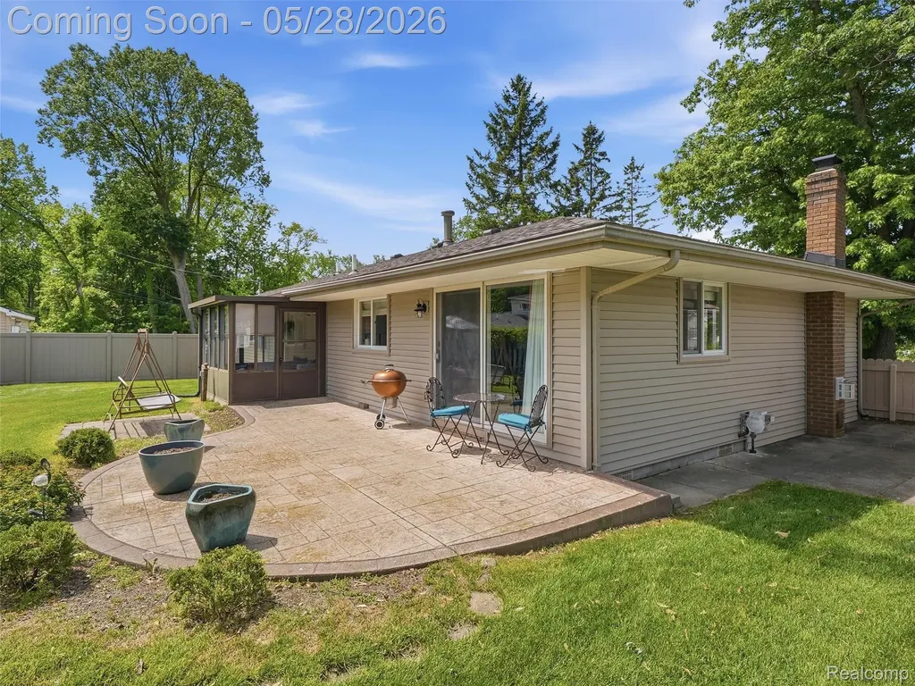 21156 Robinson Street Farmington Hills City MI 48336