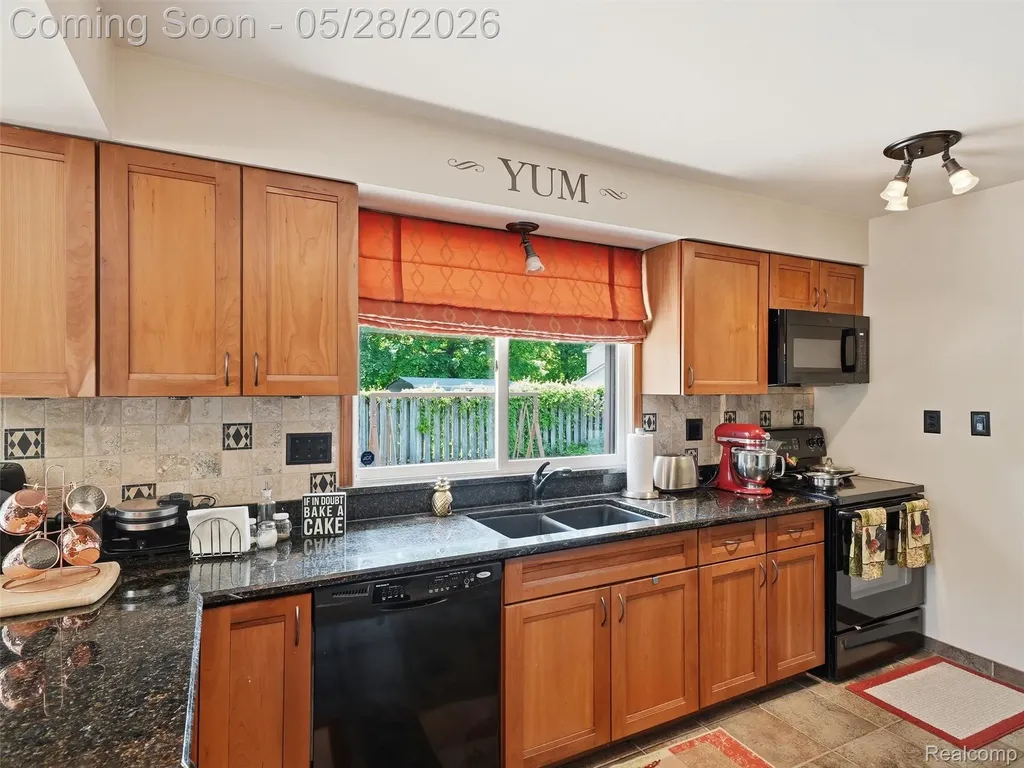 21156 Robinson Street Farmington Hills City MI 48336