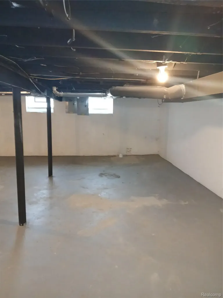 17181 Ohio Street Detroit City MI 48221