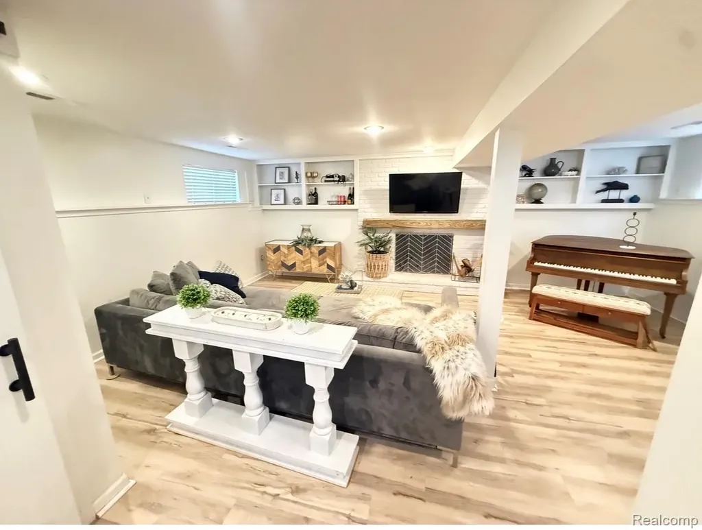 313 N Castell Avenue Rochester Hills City MI 48307
