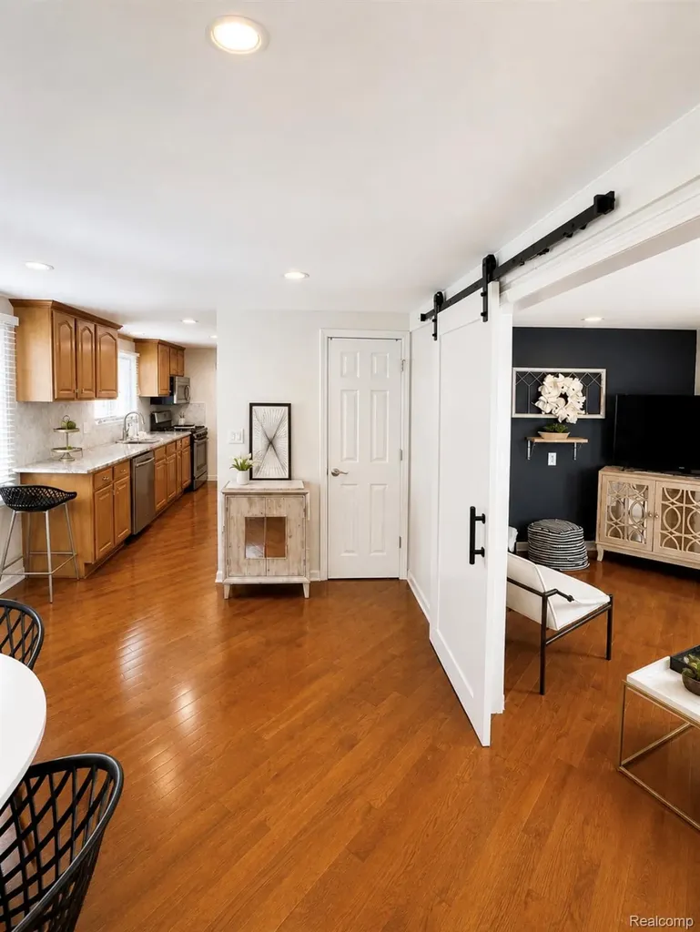 313 N Castell Avenue Rochester Hills City MI 48307