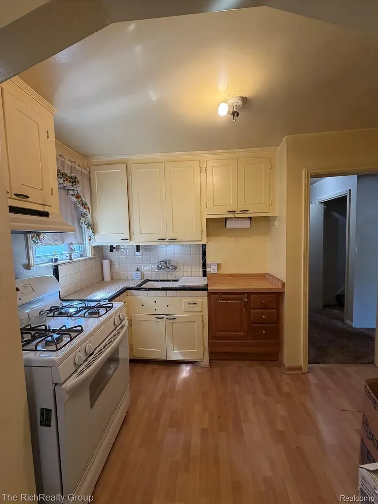 18039 Wood Street Melvindale City MI 48122