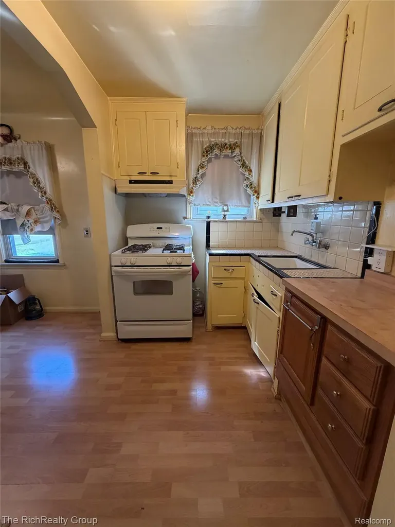 18039 Wood Street Melvindale City MI 48122