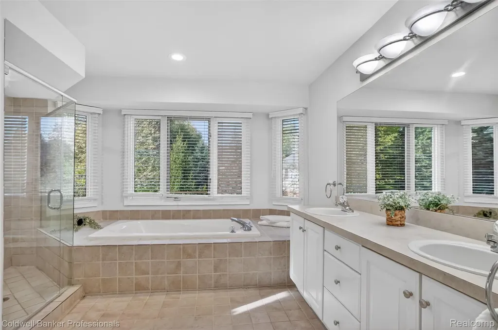 1357 Kentfield Drive Rochester City MI 48307