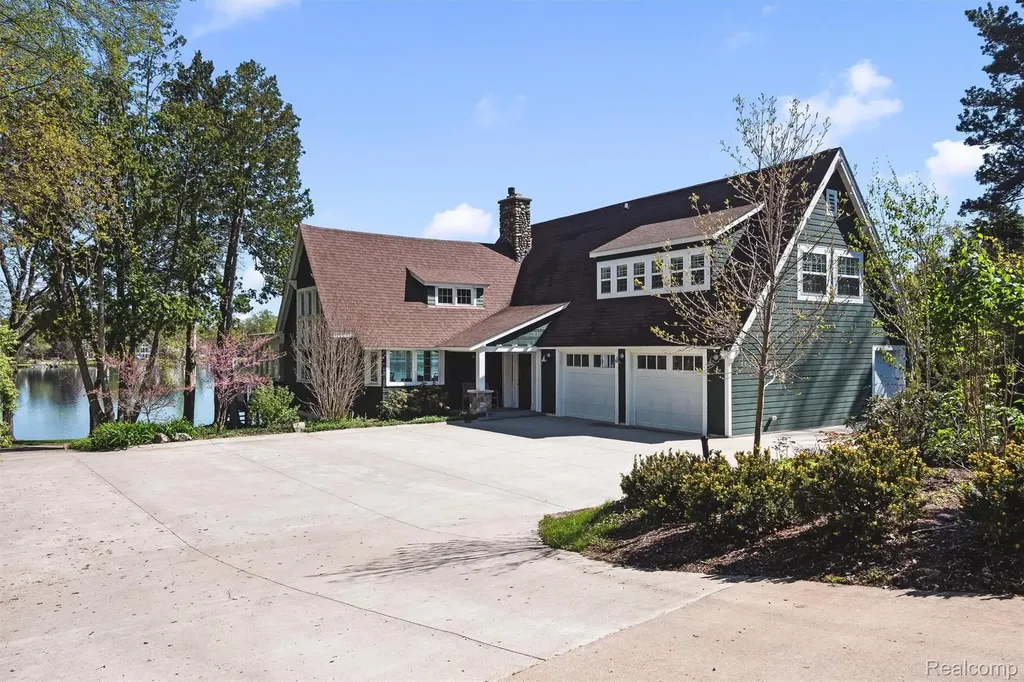 6390 Commerce Road West Bloomfield Charter Township MI 48324