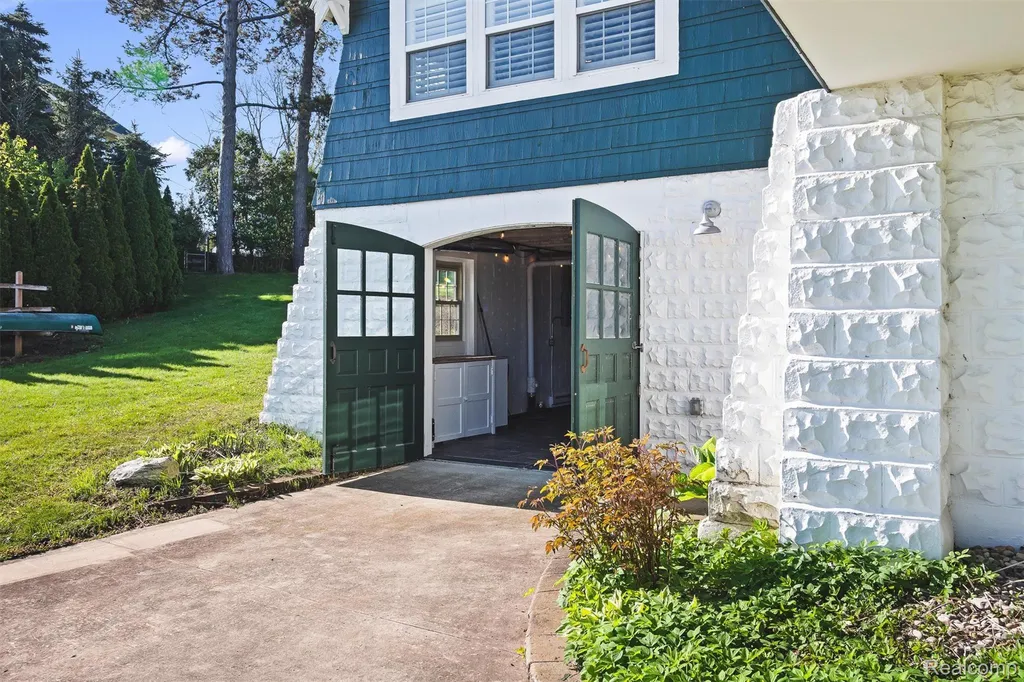 6390 Commerce Road West Bloomfield Charter Township MI 48324
