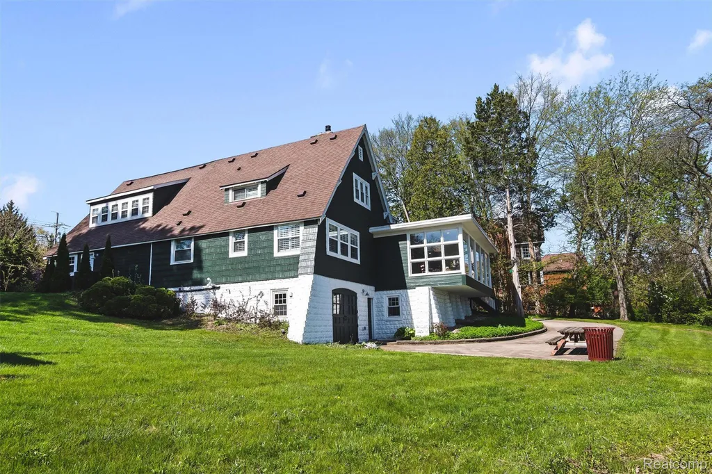 6390 Commerce Road West Bloomfield Charter Township MI 48324
