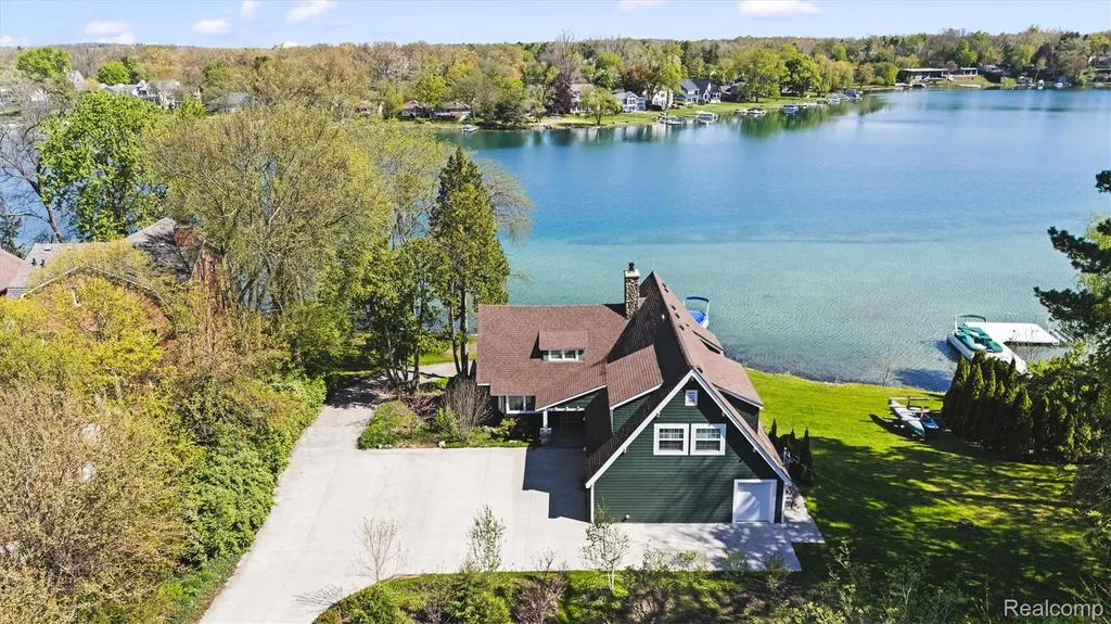 6390 Commerce Road West Bloomfield Charter Township MI 48324