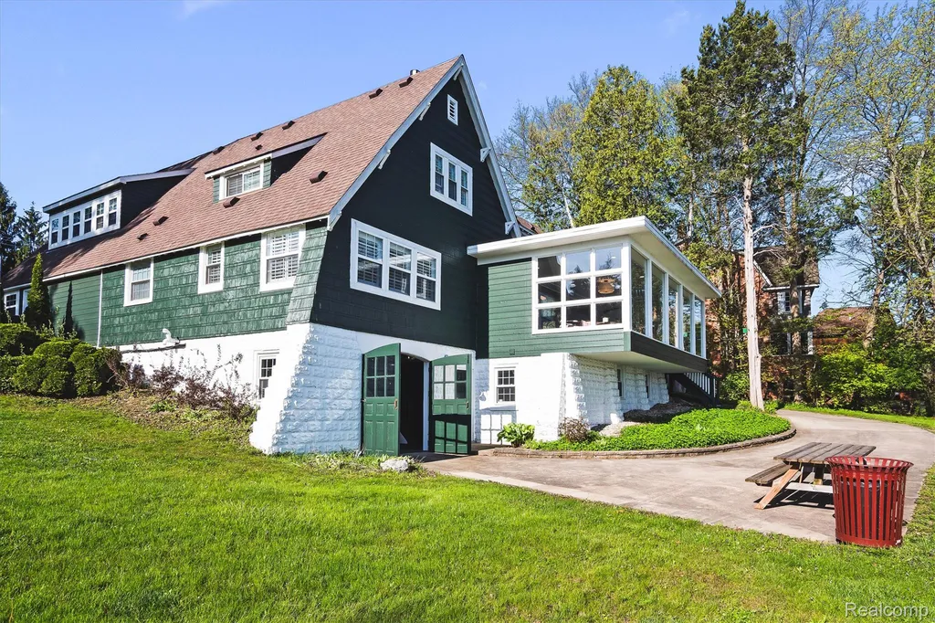 6390 Commerce Road West Bloomfield Charter Township MI 48324