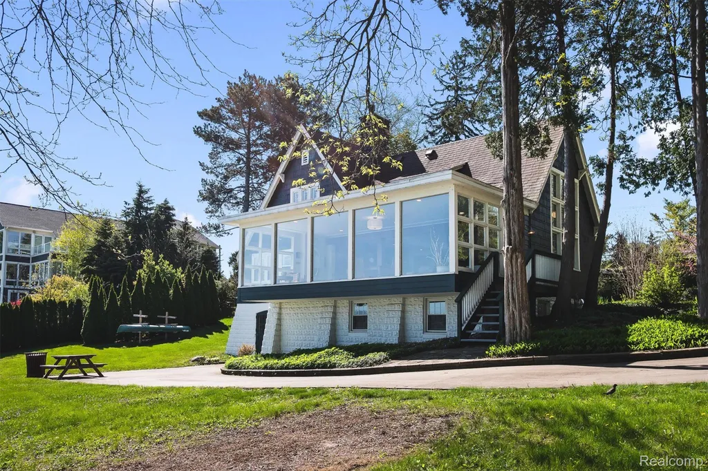 6390 Commerce Road West Bloomfield Charter Township MI 48324