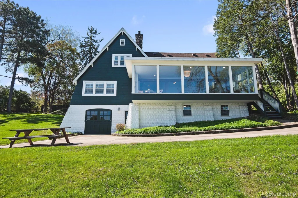 6390 Commerce Road West Bloomfield Charter Township MI 48324