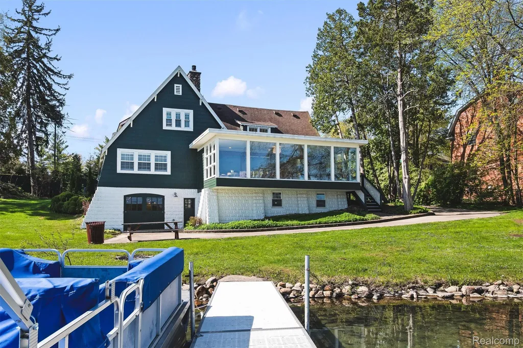 6390 Commerce Road West Bloomfield Charter Township MI 48324