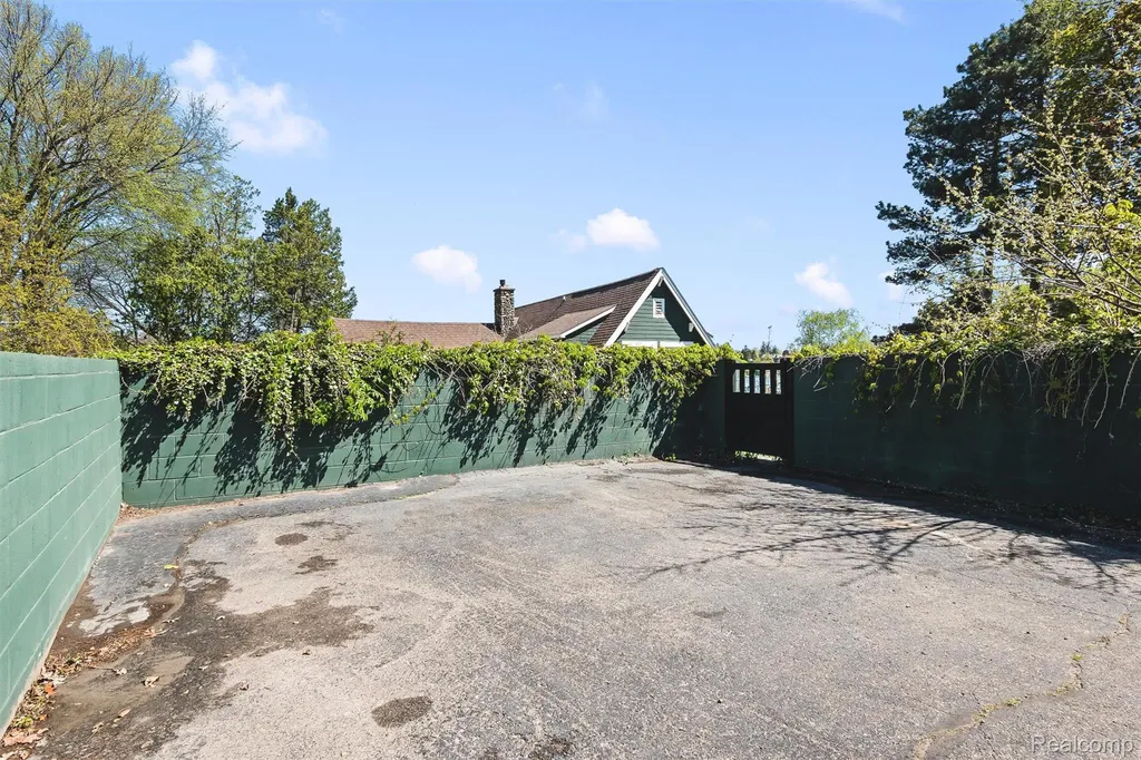6390 Commerce Road West Bloomfield Charter Township MI 48324