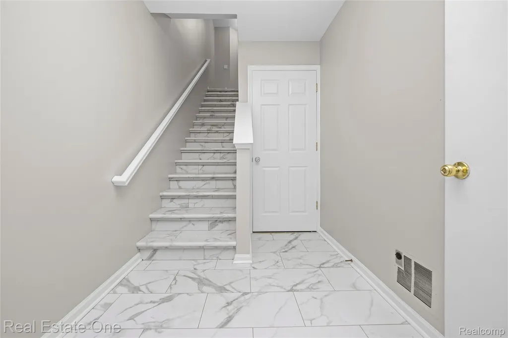 160 Sandy Lane Walled Lake City MI 48390