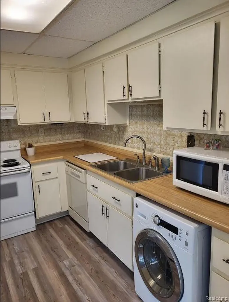 1844 Colonial Village Way Waterford Charter Township MI 48328
