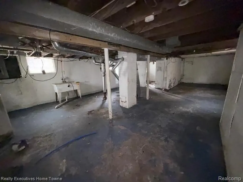 18960 Hamburg Street Detroit City MI 48205