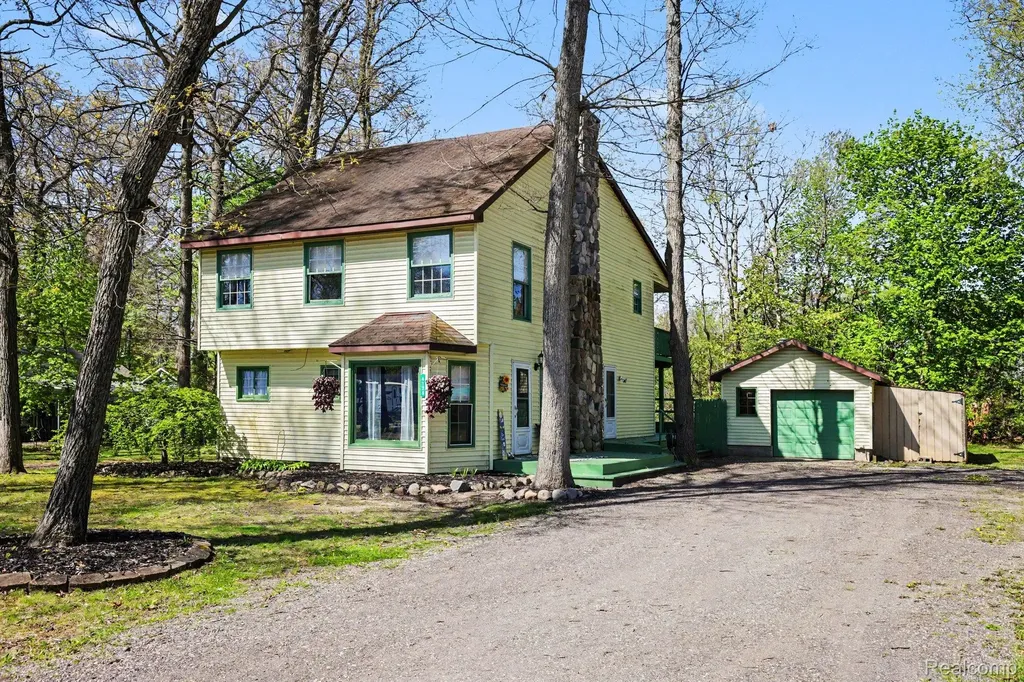 4725 Hickory Drive Highland Charter Township MI 48356