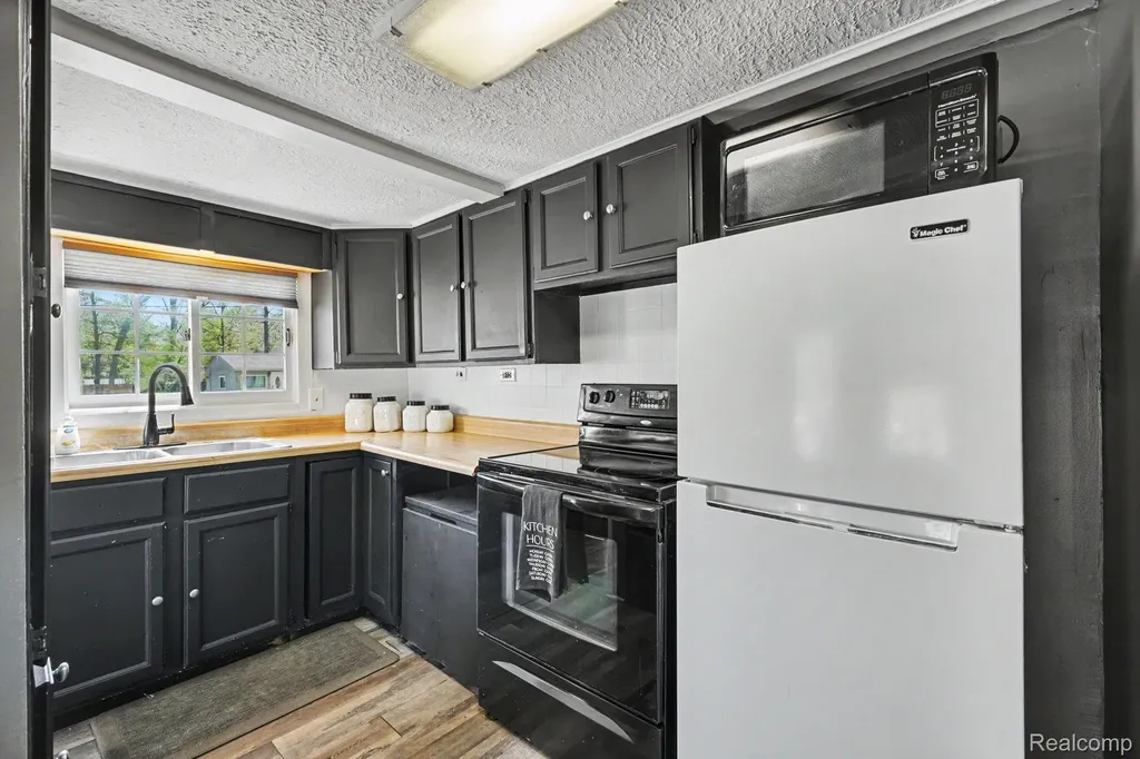 4725 Hickory Drive Highland Charter Township MI 48356