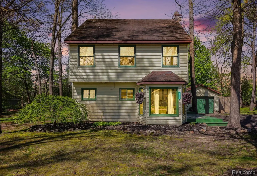 4725 Hickory Drive Highland Charter Township MI 48356