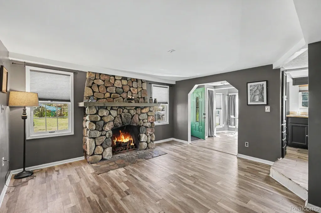 4725 Hickory Drive Highland Charter Township MI 48356
