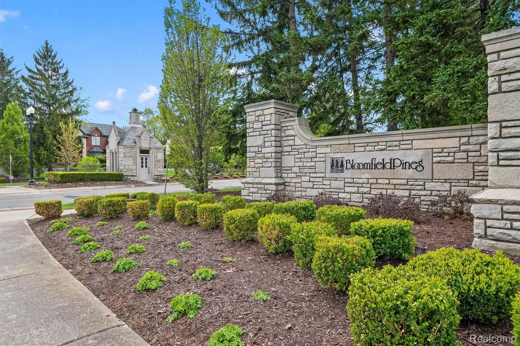 6608 Minnow Pond Drive West Bloomfield Charter Township MI 48322