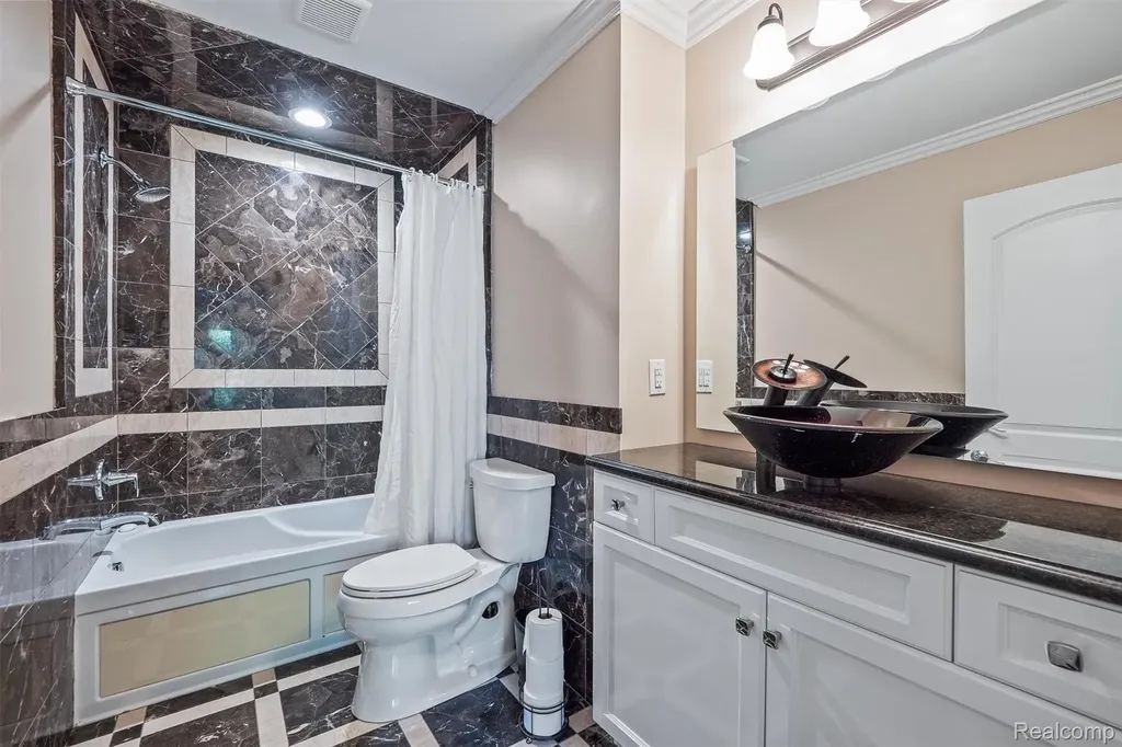 6608 Minnow Pond Drive West Bloomfield Charter Township MI 48322