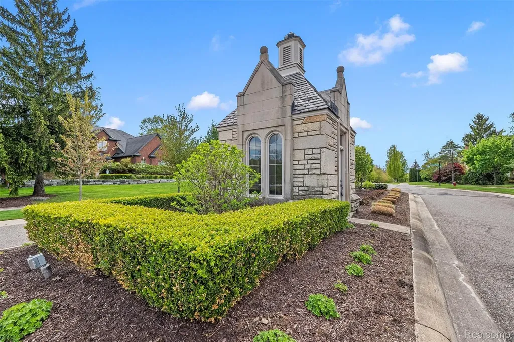6608 Minnow Pond Drive West Bloomfield Charter Township MI 48322
