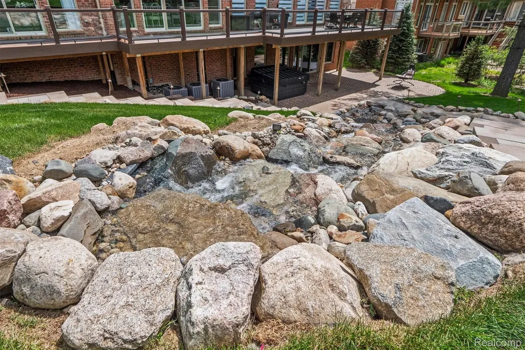 6608 Minnow Pond Drive West Bloomfield Charter Township MI 48322
