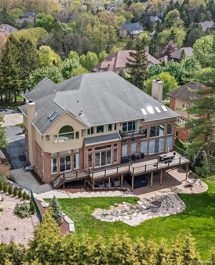 6608 Minnow Pond Drive West Bloomfield Charter Township MI 48322