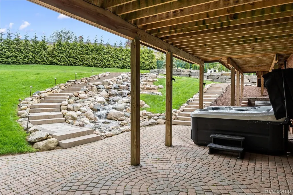 6608 Minnow Pond Drive West Bloomfield Charter Township MI 48322