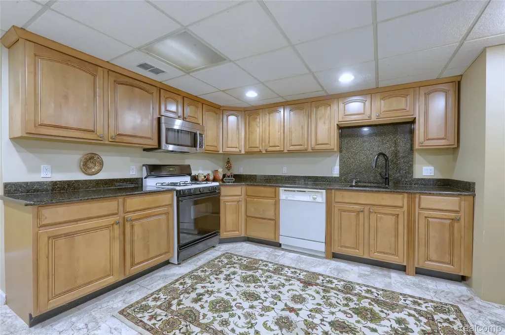 2007 Mapleridge Road Rochester Hills City MI 48309