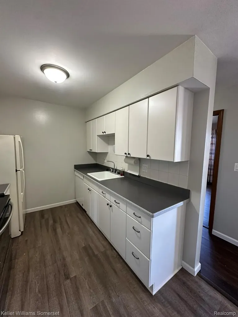32125 Beaconsfield Street Roseville City MI 48066