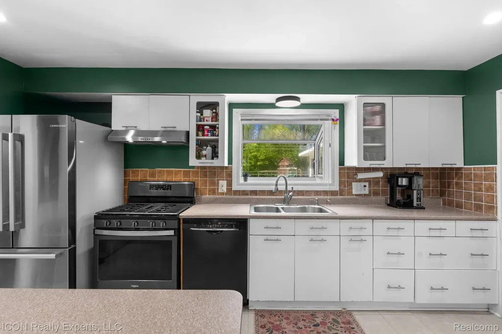 23516 Kim Drive Clinton Charter Township MI 48035