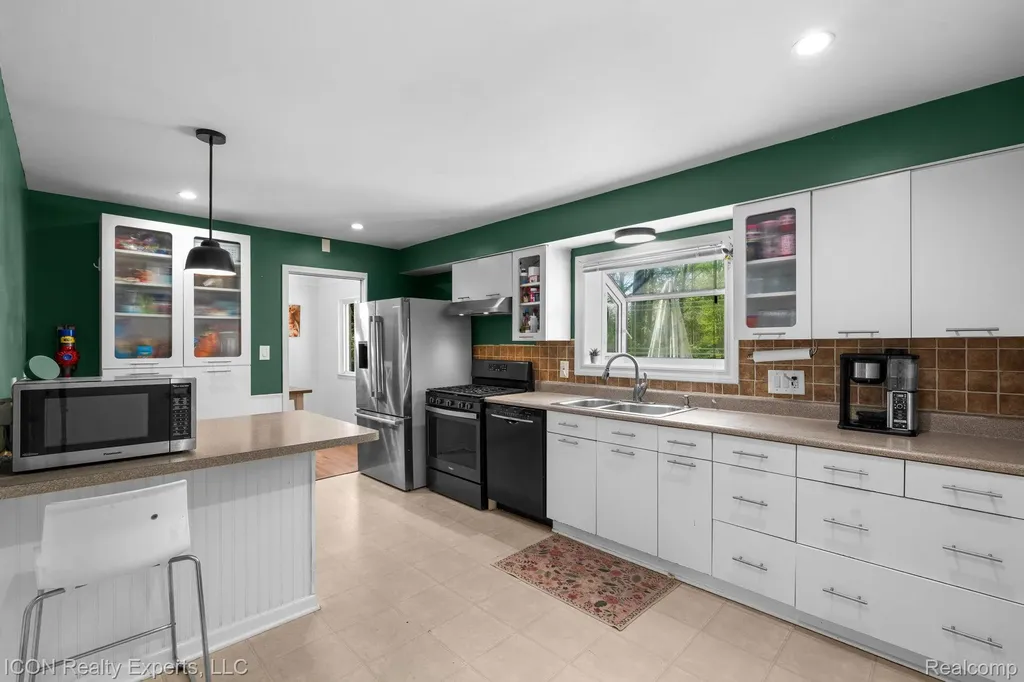 23516 Kim Drive Clinton Charter Township MI 48035