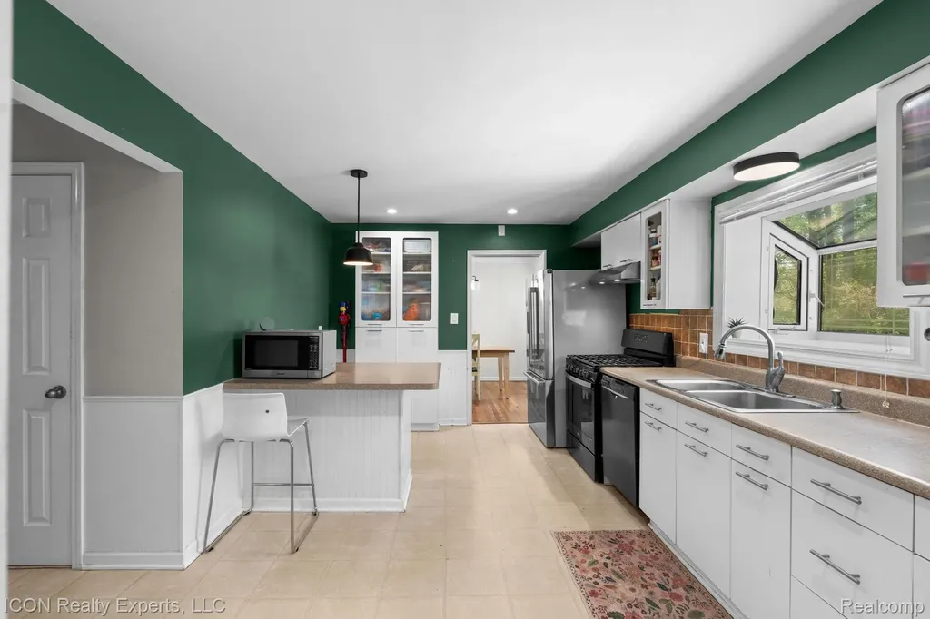 23516 Kim Drive Clinton Charter Township MI 48035
