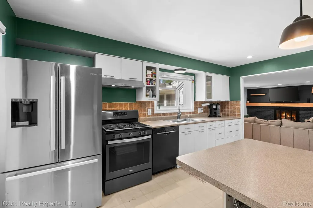 23516 Kim Drive Clinton Charter Township MI 48035