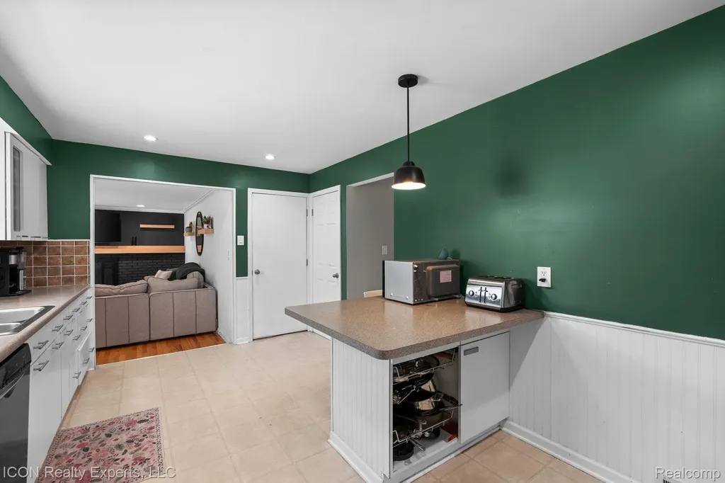 23516 Kim Drive Clinton Charter Township MI 48035