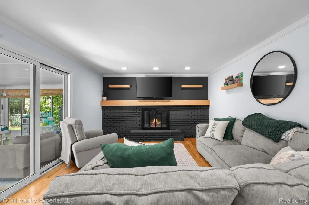 23516 Kim Drive Clinton Charter Township MI 48035