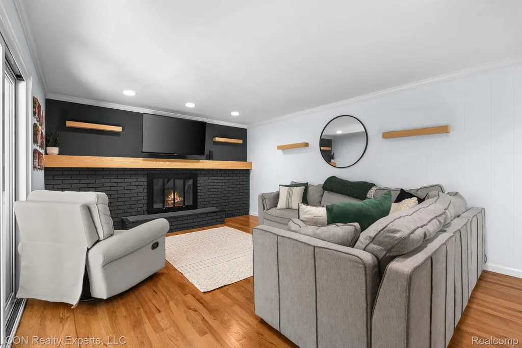 23516 Kim Drive Clinton Charter Township MI 48035