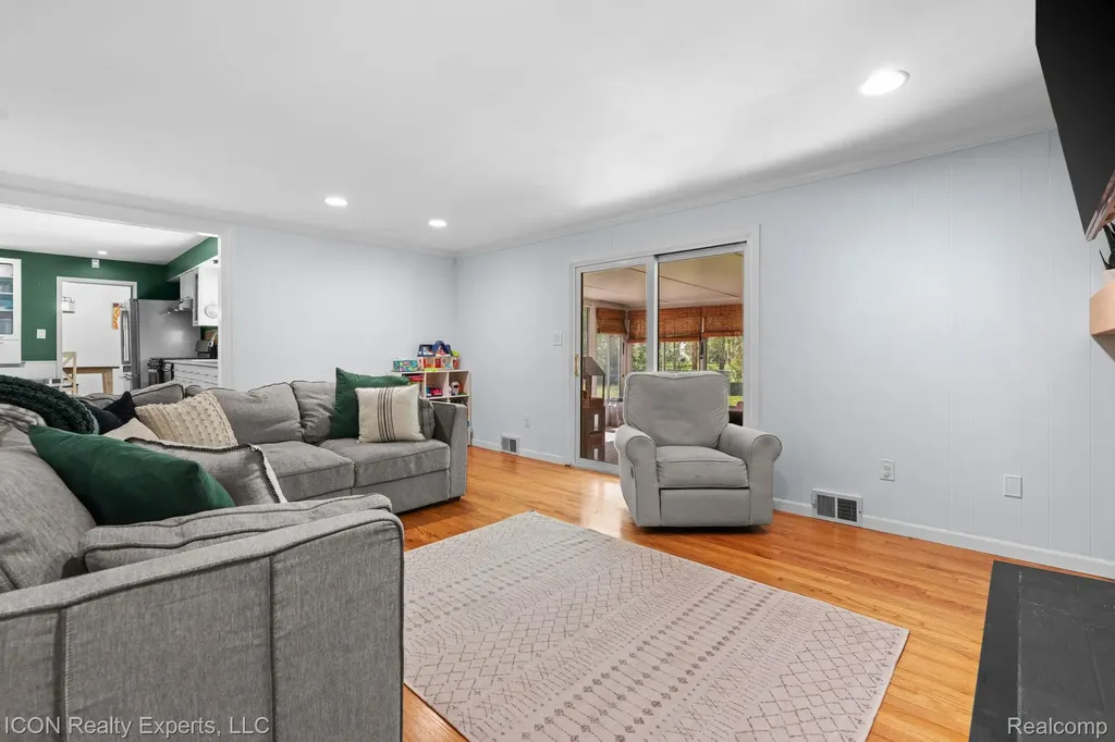 23516 Kim Drive Clinton Charter Township MI 48035