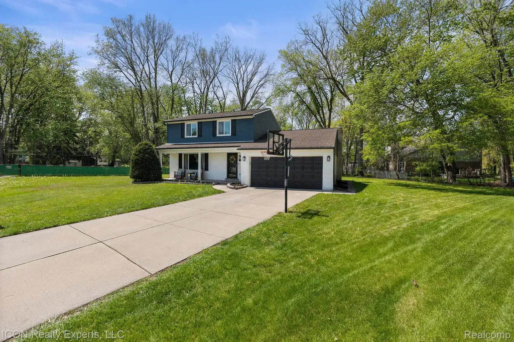 23516 Kim Drive Clinton Charter Township MI 48035